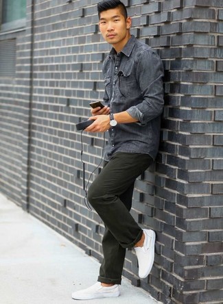 Какие слипоны носить с темно-бирюзовыми брюками чинос в стиле кэжуал: Темно-серая джинсовая рубашка в сочетании с темно-бирюзовыми брюками чинос — отличный вариант для воплощения мужского образа в стиле smart casual. В паре с этим образом наиболее выгодно будут выглядеть слипоны.