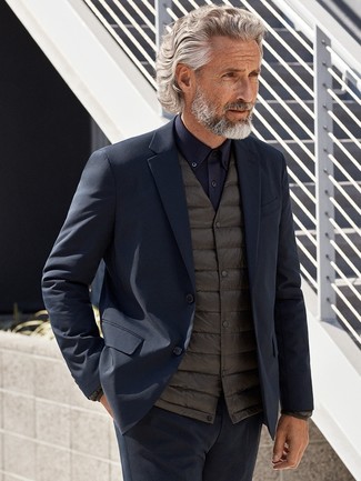 С чем носить куртку без рукавов за 50 лет мужчине: Сочетание куртки без рукавов и темно-синего костюма уместно для воплощения делового лука.