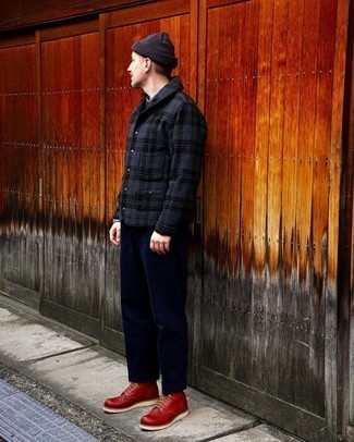 Модный лук: темно-серая шерстяная куртка-рубашка в шотландскую клетку, темно-синие брюки чинос, красные кожаные повседневные ботинки, темно-синяя шапка