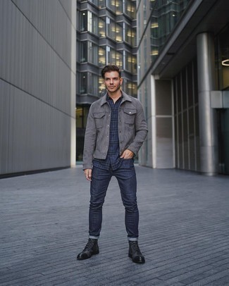 С чем носить зауженные джинсы мужчине в теплую погоду в стиле кэжуал: Если ты ценишь удобство и функциональность, тебе полюбится такое сочетание темно-серой замшевой куртки-рубашки и зауженных джинсов. Любишь экспериментировать? Дополни ансамбль черными кожаными повседневными ботинками.