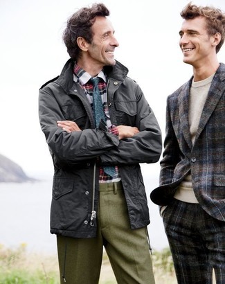 С чем носить серую полевую куртку в теплую погоду: Серая полевая куртка и оливковые шерстяные классические брюки — отличный образ для светского мероприятия.