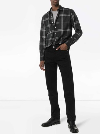 Модный лук: темно-серая фланелевая рубашка с длинным рукавом в шотландскую клетку, серая футболка с круглым вырезом, черные джинсы, черные кожаные туфли дерби