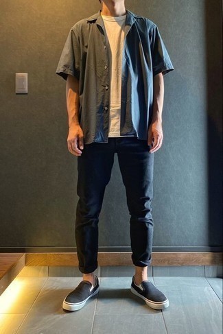 Какие слипоны носить с черными джинсами в 30 лет мужчине в стиле кэжуал: Темно-серая рубашка с коротким рукавом и черные джинсы стильно впишутся в мужской образ в повседневном стиле. Что до обуви, можно завершить лук слипонами.