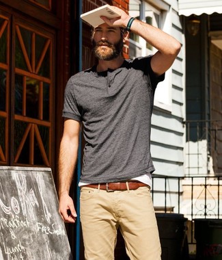 С чем носить серую футболку на пуговицах мужчине: Сочетание серой футболки на пуговицах и светло-коричневых брюк чинос выглядит привлекательно и стильно.