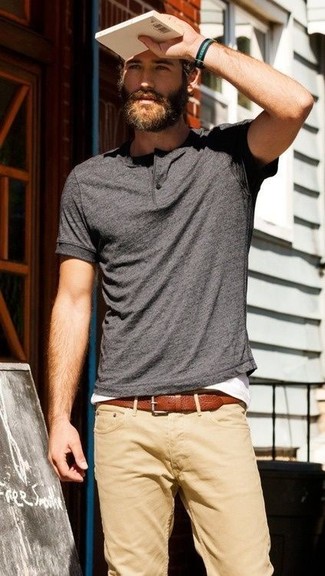 С чем носить темно-серую футболку на пуговицах мужчине: Темно-серая футболка на пуговицах и светло-коричневые брюки чинос — классный вариант для простого, но стильного мужского образа.