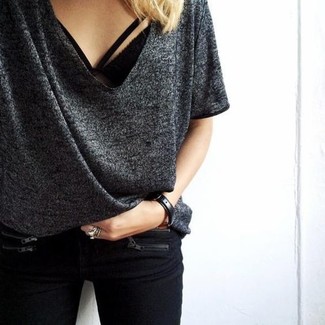 С чем носить темно-серую футболку женщине: Темно-серая футболка и черные джинсы скинни — must have элементы в гардеробе барышень с классным чувством стиля.