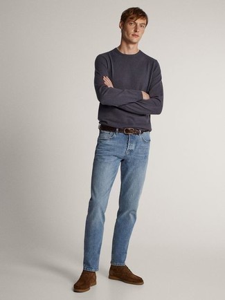 Модный лук: темно-серая футболка с длинным рукавом, синие джинсы, коричневые замшевые ботинки дезерты, темно-коричневый кожаный плетеный ремень