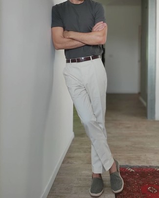 С чем носить серые эспадрильи мужчине: Темно-серая футболка с круглым вырезом и белые брюки чинос без сомнений украсят гардероб любого мужчины. Серые эспадрильи — хороший вариант, чтобы дополнить лук.