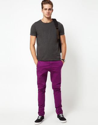 С чем носить темно-пурпурные брюки чинос в 30 лет в стиле кэжуал: Темно-серая футболка с круглым вырезом и темно-пурпурные брюки чинос — великолепный выбор, если ты ищешь лёгкий, но в то же время стильный мужской образ. Вкупе с этим луком удачно смотрятся черные низкие кеды из плотной ткани.