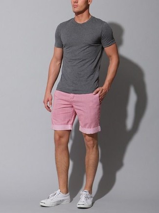 Модный лук: темно-серая футболка с круглым вырезом, розовые шорты, белые плимсоллы