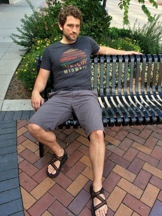 Как носить шорты с сандалиями в 30 лет мужчине: Темно-серая футболка с круглым вырезом с принтом и шорты — превосходный образ для джентльменов, которые всегда в движении. Если ты любишь рисковать, на ноги можно надеть сандалии.