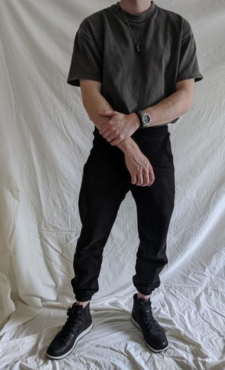 Какие брюки чинос носить с серой футболкой с круглым вырезом в стиле кэжуал: Если ты ценишь удобство и функциональность, попробуй это образ из серой футболки с круглым вырезом и брюк чинос. Этот ансамбль великолепно дополнят черные кожаные рабочие ботинки.