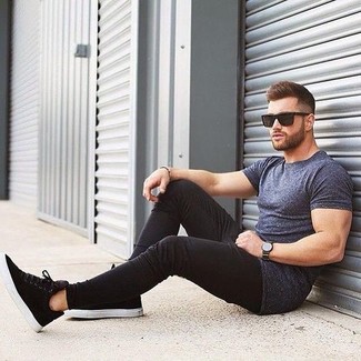 Как носить зауженные джинсы с высокими кедами в 30 лет мужчине в жару в стиле кэжуал: Если ты ценишь комфорт и практичность, темно-серая футболка с круглым вырезом и зауженные джинсы — классный выбор для расслабленного мужского образа на каждый день. В тандеме с этим луком выигрышно смотрятся высокие кеды.