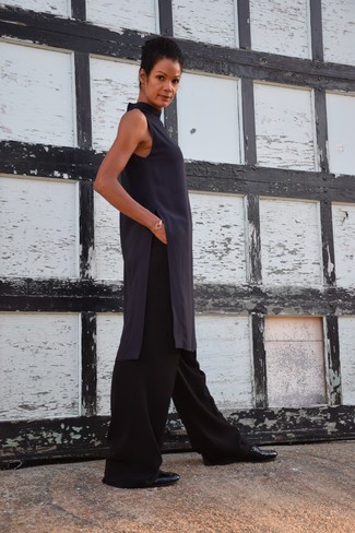 С чем носить лоферы за 40 лет женщине в теплую погоду в деловом стиле: Темно-серая шелковая туника и черные широкие брюки — идеальный образ для встречи в дорогом ресторане. Лоферы — идеальный вариант, чтобы закончить лук.