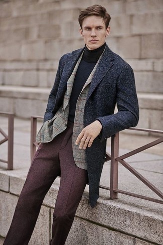 Какие классические брюки носить с темно-серым длинным пальто: Комбо из темно-серого длинного пальто и классических брюк позволит составить запоминающийся мужской образ.