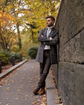 С чем носить коричневые замшевые повседневные ботинки мужчине в прохладную погоду: Дуэт темно-серого длинного пальто в шотландскую клетку и темно-коричневых брюк чинос поможет выглядеть стильно, но при этом подчеркнуть твой личный стиль. В сочетании с этим ансамблем наиболее удачно смотрятся коричневые замшевые повседневные ботинки.