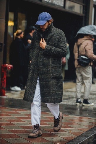 С чем носить коричневые рабочие ботинки в 30 лет мужчине в прохладную погоду: Темно-серое длинное пальто в шотландскую клетку и белые джинсы — хороший выбор для офисного ансамбля на каждый день. Почему бы не привнести в этот образ немного фривольности с помощью коричневых рабочих ботинок?