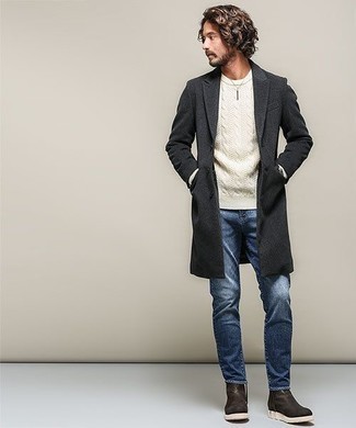 Как носить джинсы с вязаным свитером в 30 лет мужчине в холод: Вязаный свитер и джинсы позволят создать нескучный и модный ансамбль. В сочетании с темно-коричневыми кожаными ботинками челси такой лук смотрится особенно выгодно.