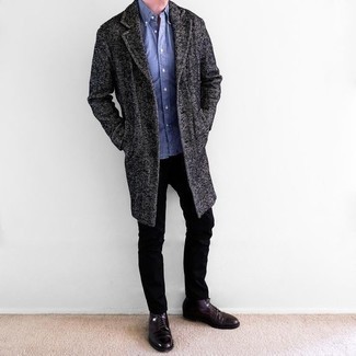 С чем носить темно-пурпурные кожаные повседневные ботинки в 30 лет мужчине: Если ты принадлежишь к той редкой группе парней, способных неплохо ориентироваться в модных тенденциях, тебе понравится сочетание темно-серого длинного пальто и черных брюк чинос. Темно-пурпурные кожаные повседневные ботинки — великолепный выбор, чтобы дополнить лук.
