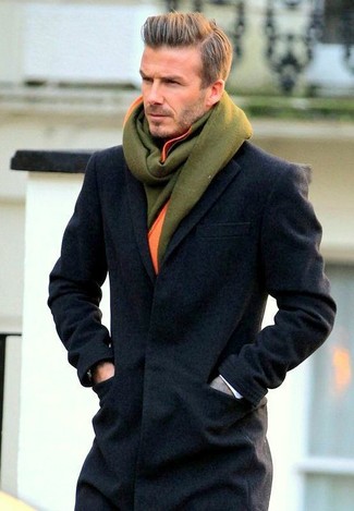 С чем носить оливковый шерстяной шарф мужчине: Такое простое и функциональное сочетание вещей, как темно-серое длинное пальто и оливковый шерстяной шарф, нравится мужчинам, которые любят проводить дни активно.
