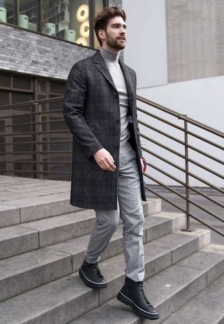 С чем носить темно-серое длинное пальто в шотландскую клетку в прохладную погоду в стиле смарт-кэжуал: Темно-серое длинное пальто в шотландскую клетку и серые брюки чинос гармонично впишутся в любой мужской лук — простой будничный лук или же изысканный вечерний. Великолепно сюда подходят черные кожаные повседневные ботинки.