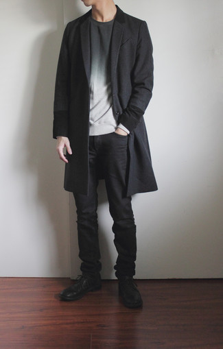 Как носить серый свитшот с темно-серым длинным пальто: Темно-серое длинное пальто и серый свитшот — неотъемлемые вещи в гардеробе мужчин с чувством стиля. Любители модных экспериментов могут завершить образ черными кожаными туфлями дерби, тем самым добавив в него чуточку изысканности.