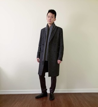 С чем носить темно-серый шарф в 30 лет мужчине в стиле смарт-кэжуал: Если в одежде ты делаешь ставку на комфорт и практичность, темно-серое длинное пальто и темно-серый шарф — превосходный вариант для привлекательного мужского образа на каждый день. Дополнив лук черными кожаными ботинками челси, можно получить потрясающий результат.
