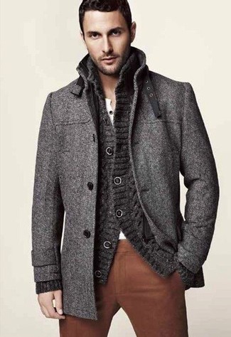 Модный лук: темно-серое длинное пальто, темно-серый вязаный кардиган, белая футболка на пуговицах, коричневые брюки чинос