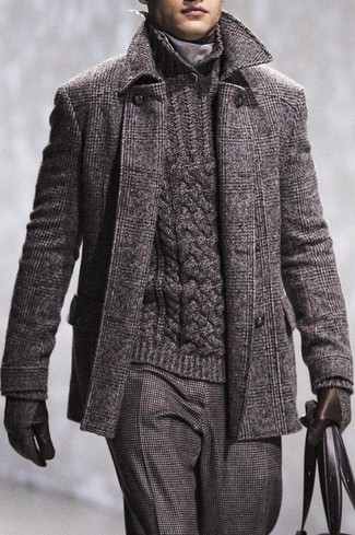 С чем носить серый свитер с отложным воротником в холод: Серый свитер с отложным воротником и темно-серые шерстяные классические брюки позволят создать эффектный мужской образ.