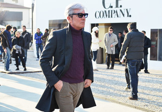 С чем носить пурпурный свитер за 50 лет мужчине в холод: Пурпурный свитер и светло-коричневые брюки чинос — обязательные вещи в гардеробе стильного жителя мегаполиса.