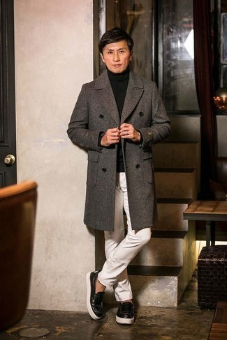Какие лоферы носить с серым длинным пальто за 40 лет: Любишь выглядеть дорого? Тогда лук из серого длинного пальто и белых джинсов ориентировано как раз на тебя. Сделать лук элегантнее помогут лоферы.