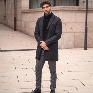 С чем носить брюки чинос в шотландскую клетку: Дуэт темно-серого длинного пальто и брюк чинос в шотландскую клетку позволит воплотить в твоем луке городской стиль современного джентльмена. Прекрасно сюда подойдут черные кожаные повседневные ботинки.