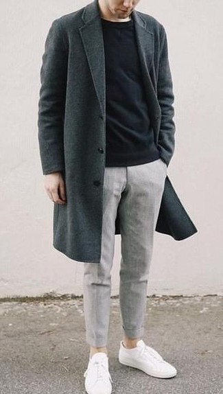 С чем носить низкие кеды мужчине в холод: Темно-серое длинное пальто и серые брюки чинос великолепно впишутся в любой мужской образ — небрежный повседневный образ или же строгий вечерний. Низкие кеды гарантируют удобство в движении.