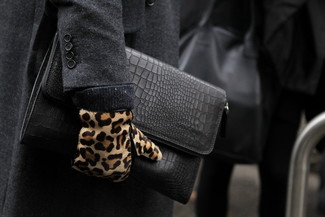 С чем носить светло-коричневые замшевые перчатки с леопардовым принтом мужчине: Если у тебя наметился насыщенный день, сочетание темно-серого длинного пальто и светло-коричневых замшевых перчаток с леопардовым принтом поможет создать удобный образ в непринужденном стиле.