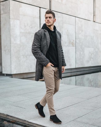 Как носить длинное пальто с джинсами в 30 лет в прохладную погоду: Если ты принадлежишь к той немногочисленной группе парней, ориентирующихся в том, что стильно, а что нет, тебе придется по вкусу дуэт длинного пальто и джинсов. Думаешь сделать лук немного элегантнее? Тогда в качестве обуви к этому луку, стоит выбрать черные замшевые ботинки челси.