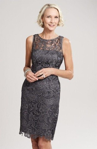 Модный лук: темно-серое кружевное платье-футляр, серебряный браслет, серебряное кольцо