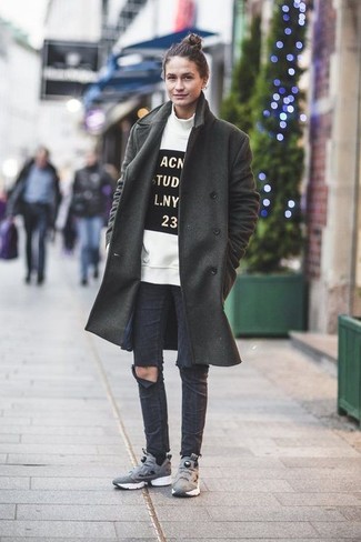 Какое пальто носить с серыми кроссовками женщине в холод: Сочетание пальто и темно-серых рваных джинсов скинни позволит создать стильный и женственный лук. Чтобы добавить в наряд немного игривости , на ноги можно надеть серые кроссовки.