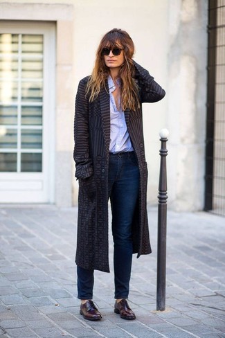 С чем носить темно-серое пальто в 30 лет женщине весна в деловом стиле: Темно-серое пальто и темно-синие джинсы — великолепная идея для простого, но стильного лука. Вместе с этим ансамблем выигрышно будут выглядеть темно-красные кожаные оксфорды. Когда приходит погожая весенняя погода, мы убираем подальше теплые слои зимней одежды и встает вопрос о том, что носить, чтобы выглядеть по-весеннему эффектно и сногсшибательно. Такой образ поможет тебе найти необходимое вдохновение.