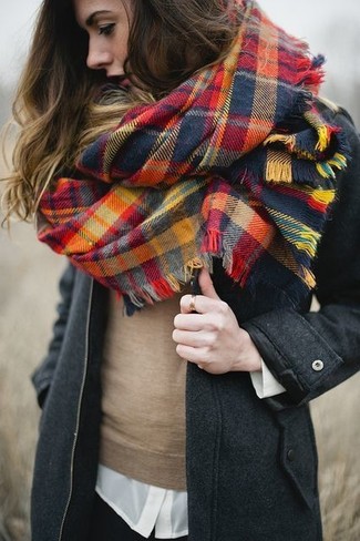 С чем носить разноцветный шарф в шотландскую клетку женщине в холод: Темно-серое пальто и разноцветный шарф в шотландскую клетку — выбор барышень, которые постоянно в движении.