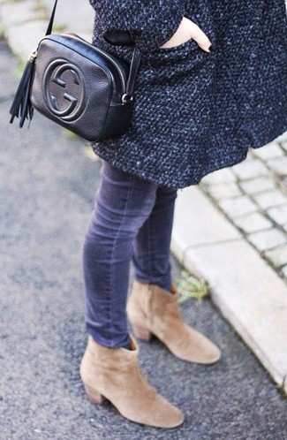 Какие джинсы носить с светло-коричневыми ботильонами в прохладную погоду в деловом стиле: Темно-серое пальто в паре с джинсами позволит подчеркнуть твой индивидуальный стиль и выгодно выделиться из общей массы. Вместе с этим образом органично выглядят светло-коричневые ботильоны.