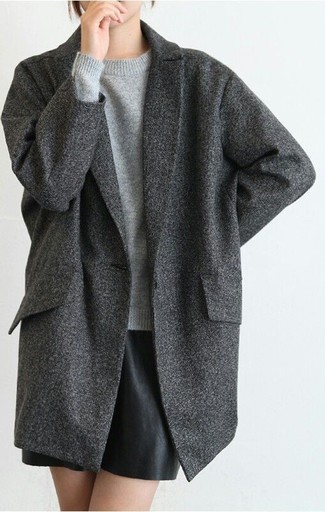 С чем носить темно-серое пальто в 30 лет женщине в теплую погоду: Темно-серое пальто и черные кожаные шорты — превосходный вариант для несложного, но модного образа.