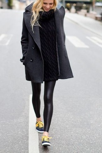 С чем носить темно-серое пальто женщине в холод: Сочетание темно-серого пальто и черных кожаных леггинсов поможет подчеркнуть твою красоту. Темно-синие низкие кеды станут превосходным дополнением к твоему луку.