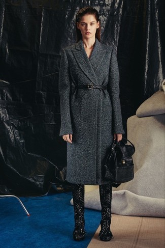 С чем носить черный кожаный рюкзак женщине: Если ты ценишь удобство и функциональность, темно-серое пальто и черный кожаный рюкзак — великолепный выбор для привлекательного повседневного ансамбля. Если ты любишь смелые решения в своих нарядах, заверши этот черными кожаными плетеными сапогами.