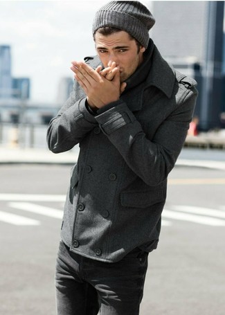 С чем носить темно-серые джинсы мужчине в прохладную погоду: Темно-серое полупальто и темно-серые джинсы помогут создать гармоничный модный образ.