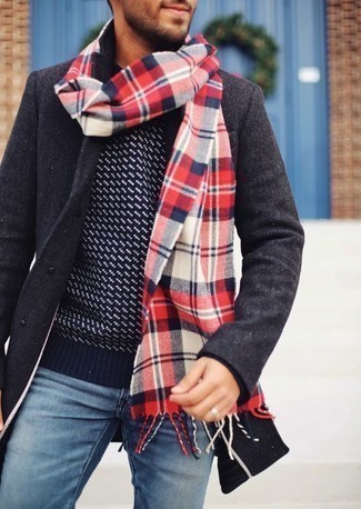 Как носить полупальто с шарфом в прохладную погоду в стиле смарт-кэжуал: Такое простое и удобное сочетание базовых вещей, как полупальто и шарф, придется по вкусу мужчинам, которые любят проводить дни активно.