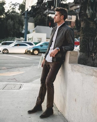 С чем носить серый бомбер в 30 лет мужчине: Серый бомбер и темно-коричневые джинсы — великолепный выбор, если ты ищешь простой, но в то же время модный мужской ансамбль. Черные кожаные ботинки челси добавят луку стильной строгости.
