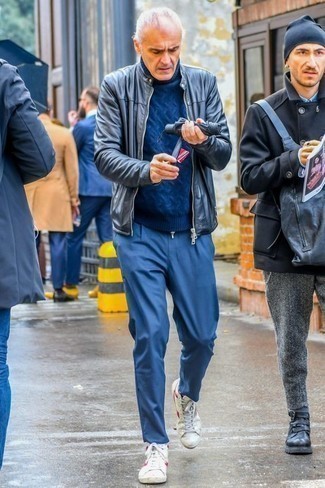 С чем носить серый бомбер за 60 лет мужчине: Серый бомбер и синие брюки чинос — отличный образ для барного тура или похода в кино. Такой лук несложно приспособить к повседневным делам, если закончить его бело-красными высокими кедами из плотной ткани.
