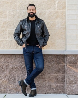 Как носить бомбер с ботинками челси мужчине: Бомбер и темно-синие джинсы — беспроигрышный лук, если ты ищешь непринужденный, но в то же время стильный мужской лук. Любишь эксперименты? Заверши образ ботинками челси.