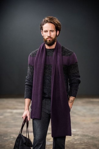 С чем носить фиолетовый шарф в 30 лет мужчине: Если в одежде ты делаешь ставку на комфорт и функциональность, темно-серый вязаный свитер и фиолетовый шарф — превосходный выбор для стильного повседневного мужского ансамбля.