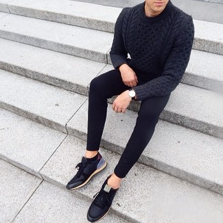 С чем носить темно-серый вязаный свитер мужчине: Темно-серый вязаный свитер и черные зауженные джинсы будут гармонично смотреться в стильном гардеробе самых требовательных парней. Что же до обуви, можно завершить образ черными низкими кедами.